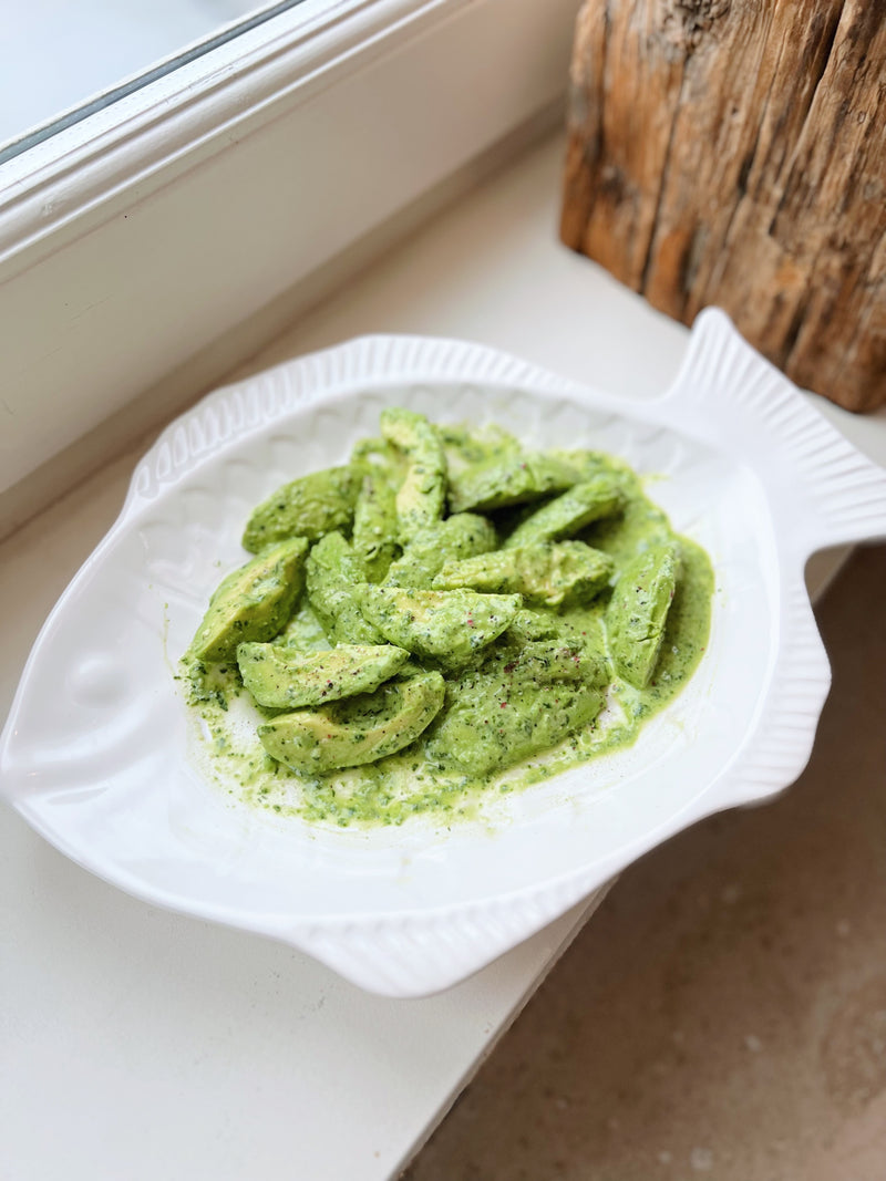 Avocado in pesto saus